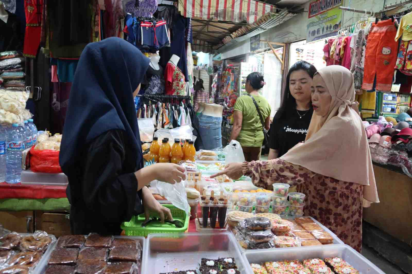 MEMBELI JAJANAN TRADISIONAL