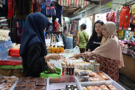 MEMBELI JAJANAN TRADISIONAL