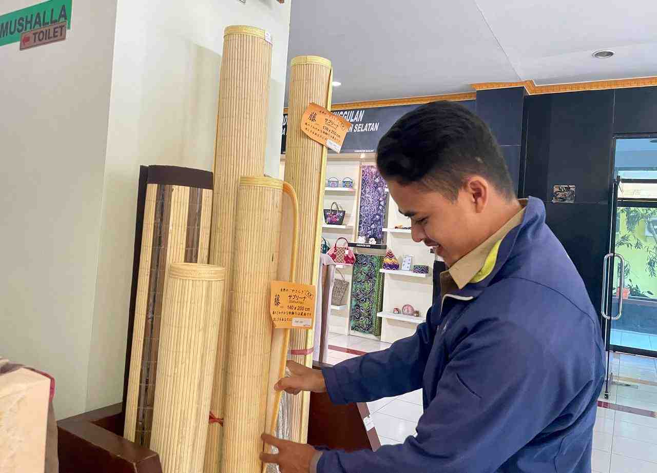 ANYAMAN TIKAR PURUN