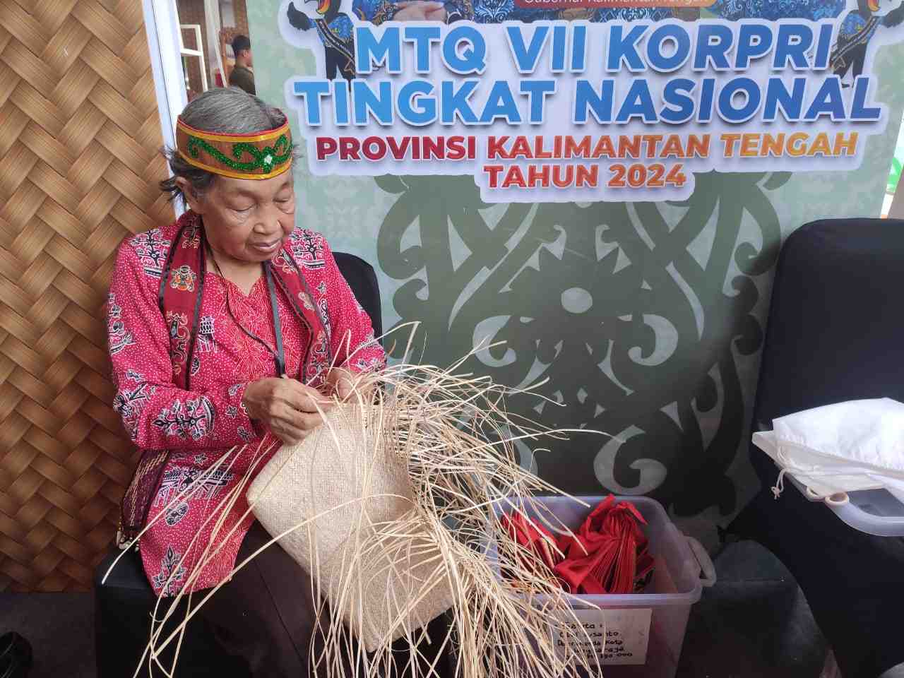 ANYAM TAS ROTAN