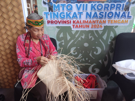 ANYAM TAS ROTAN