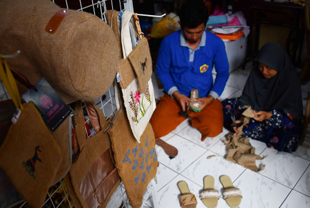 KERAJINAN BERBAHAN KAIN GONI DI MADIUN