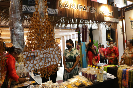 PELUNCURAN SAIL TELUK CENDERAWASIH