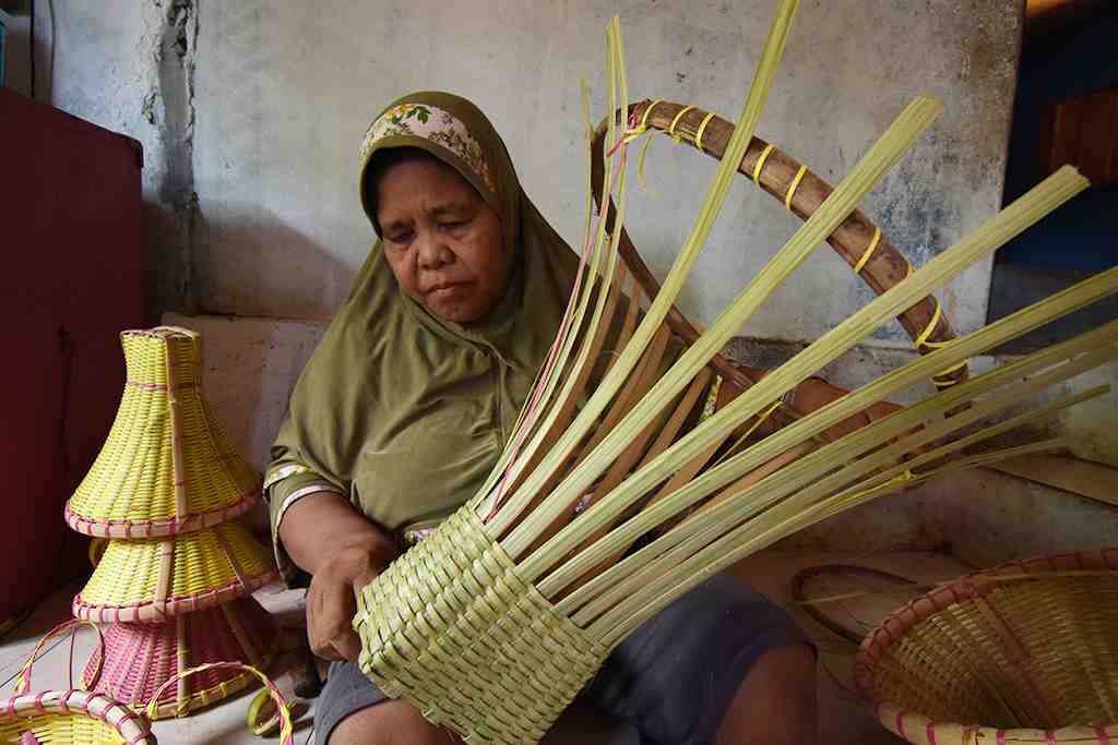 MENGANYAM SALOY