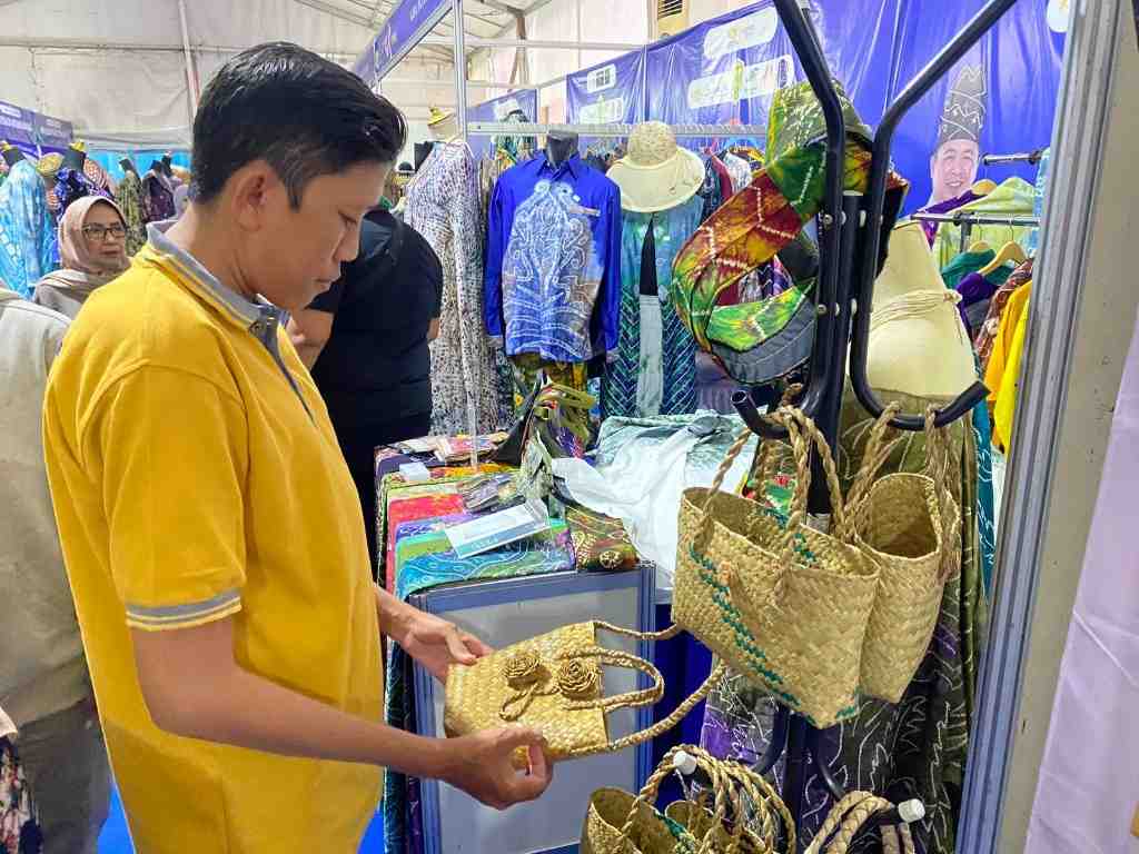 TAS ANYAMAN DARI PURUN