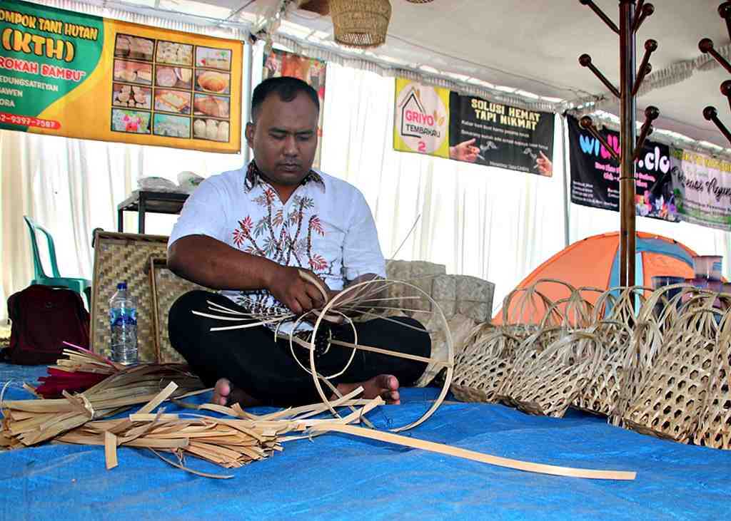 BUAT KERAJINAN ANYAMAN BAMBU