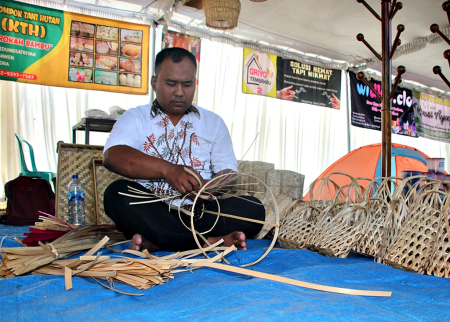 BUAT KERAJINAN ANYAMAN BAMBU