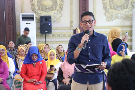 MENTERI PAREKRAF  BAGIKAN TIPS PADA UMKM KALBAR