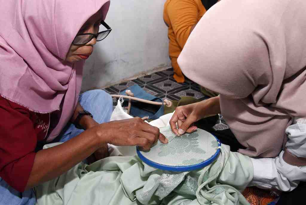 BELAJAR MENYULAM KARAWO