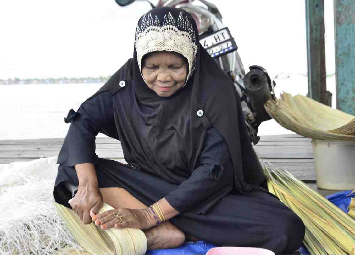 MELEMASKAN DAUN NIPAH