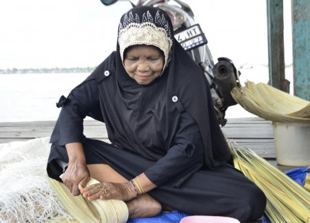 MELEMASKAN DAUN NIPAH