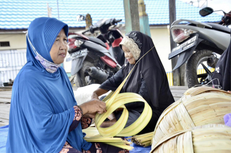 MENGANYAM DAUN NIPAH