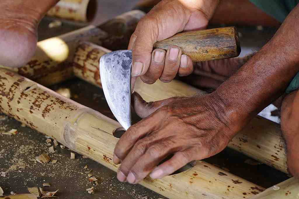 LUBANGI BAMBU DENGAN PISAU SERUT  
