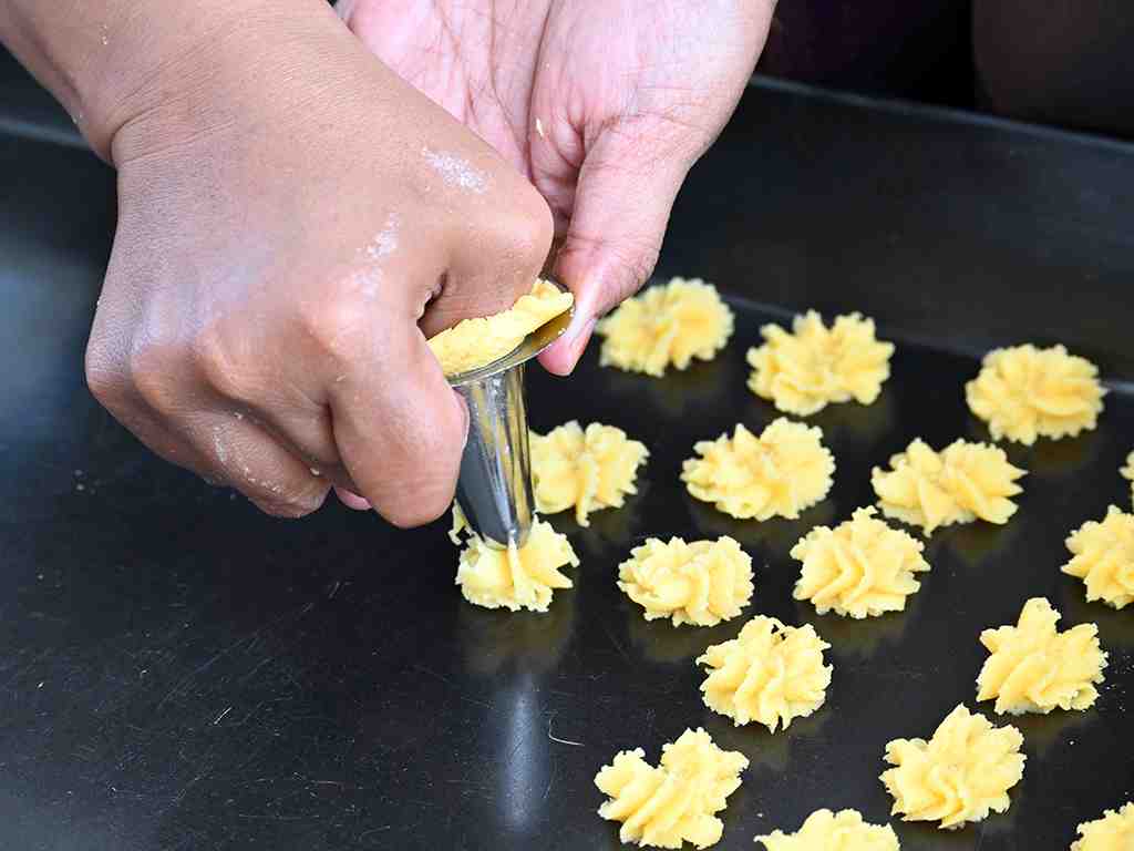 PRODUKSI KUE KERING  