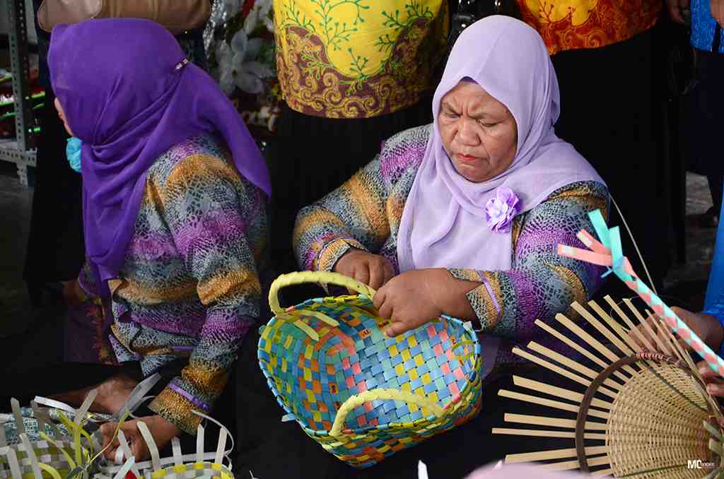 KERANJANG ANYAMAN PLASTIK