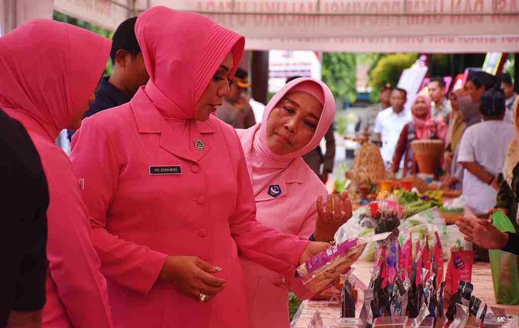 KUNJUNGI STAND UMKM