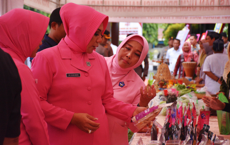 KUNJUNGI STAND UMKM