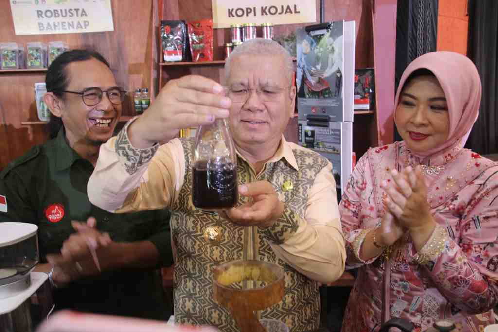 PJ GUBERNUR KALBAR RACIK KOPI LIBERICA