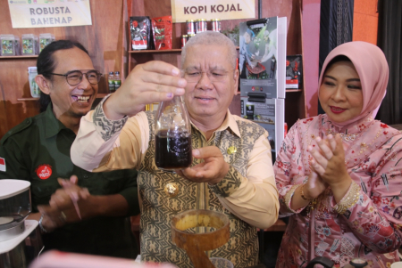 PJ GUBERNUR KALBAR RACIK KOPI LIBERICA