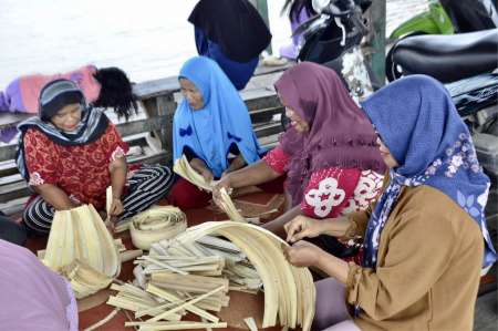 MENYEMATKAN DAUN NIPAH