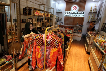 MENATA JAKET BENANG BINTIK 