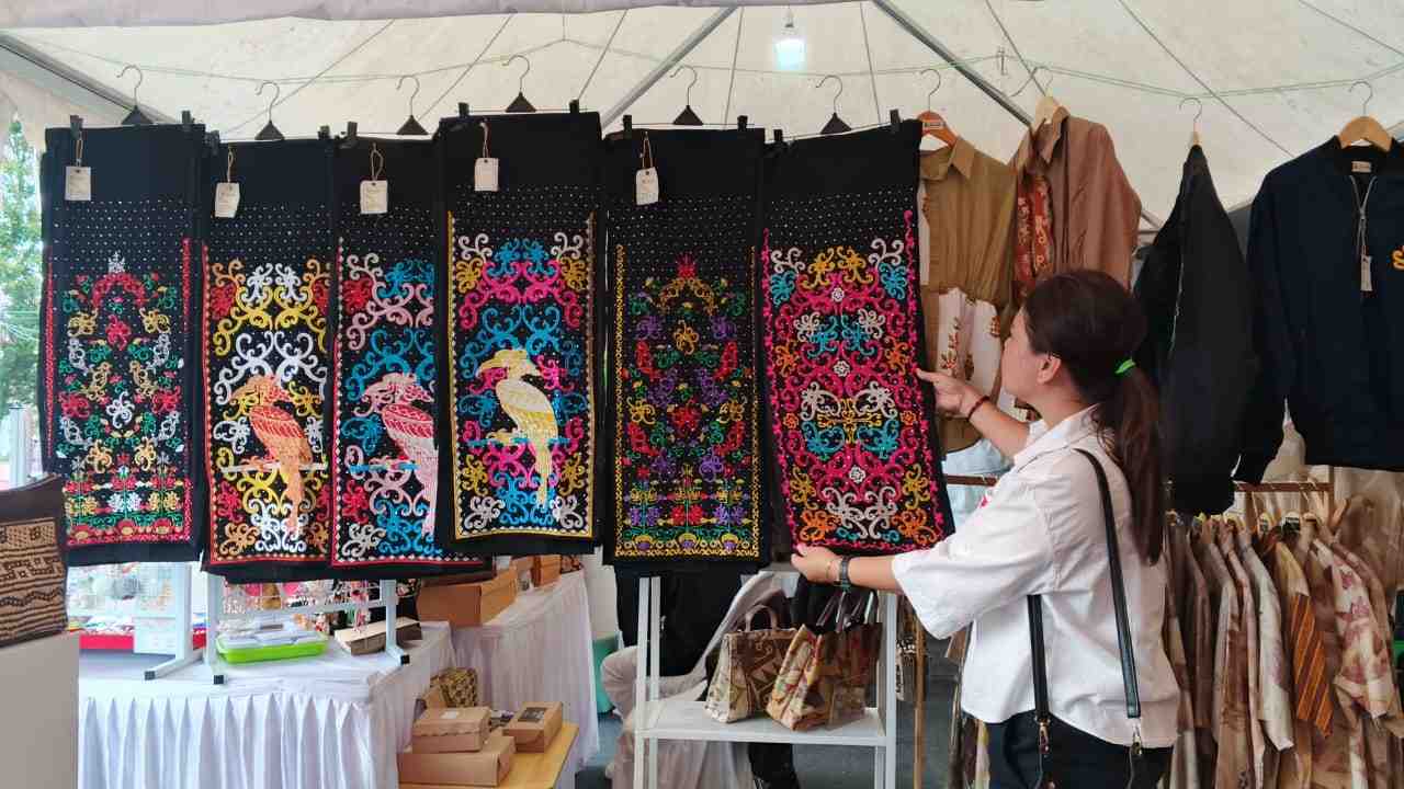 ROK BORDIR MOTIF DAYAK 