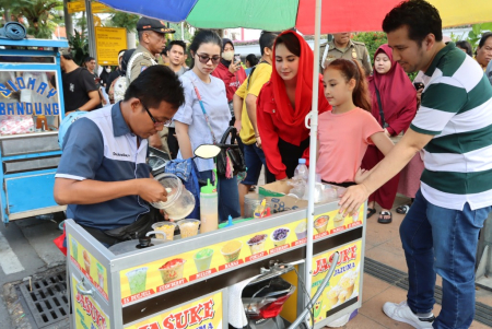 WAGUB JATIM MENIKMATI AKHIR PEKAN