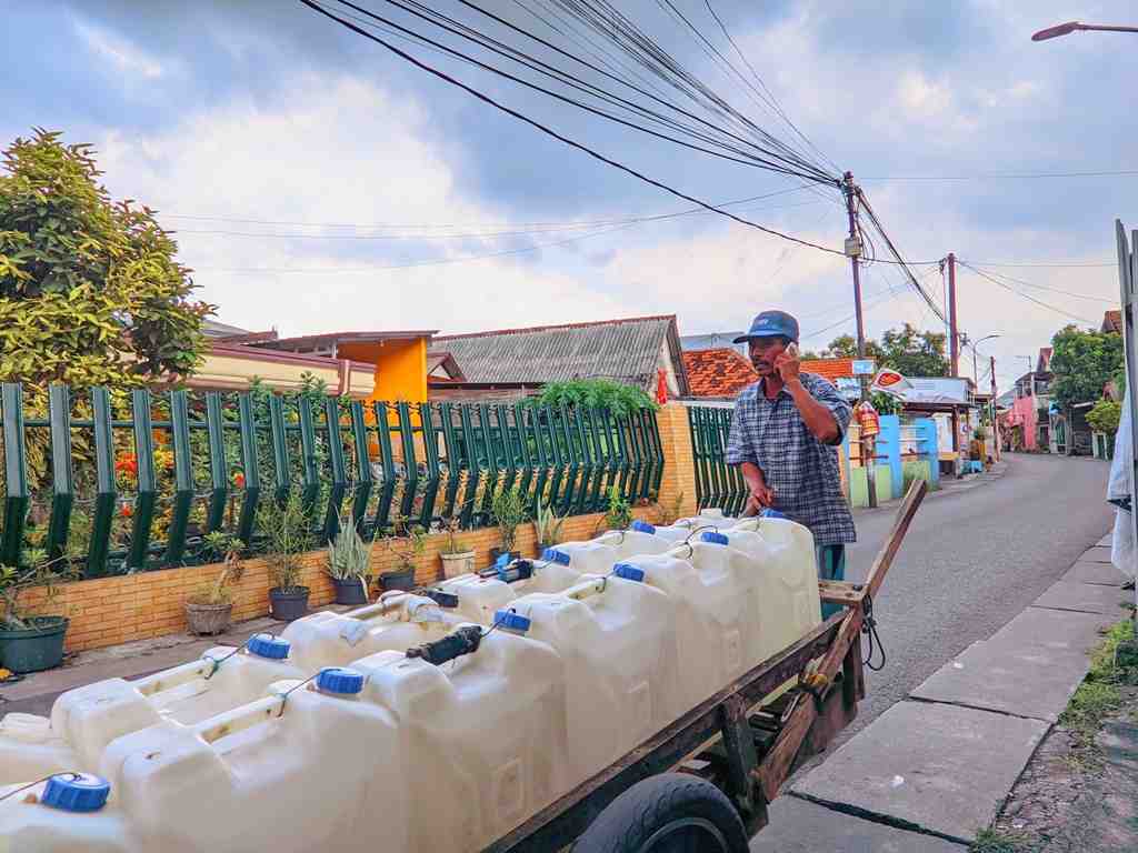  MENDORONG GEROBAK  AIR BERSIH