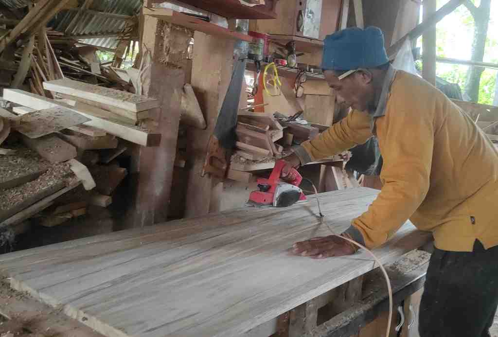 HALUSKAN PERMUKAAN PAPAN