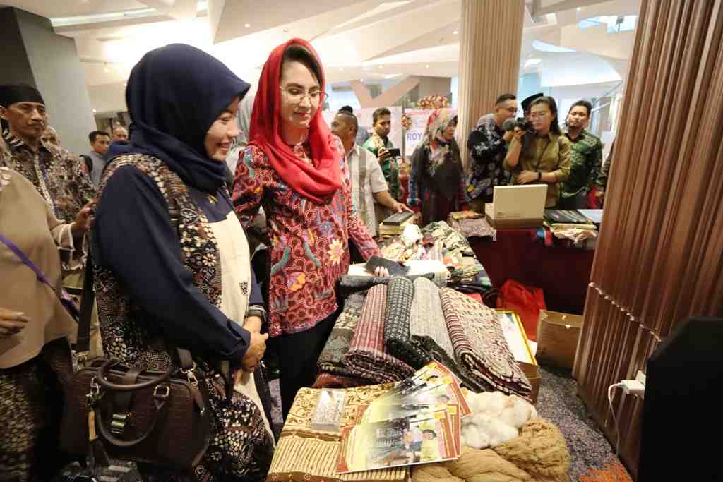 KUNJUNGI STAND KAIN BATIK DAN TENUN GEDOG