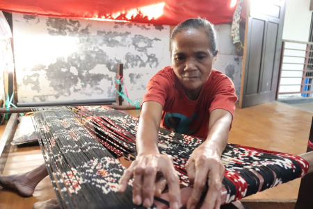 PERAJIN TENUN IKAT NTT
