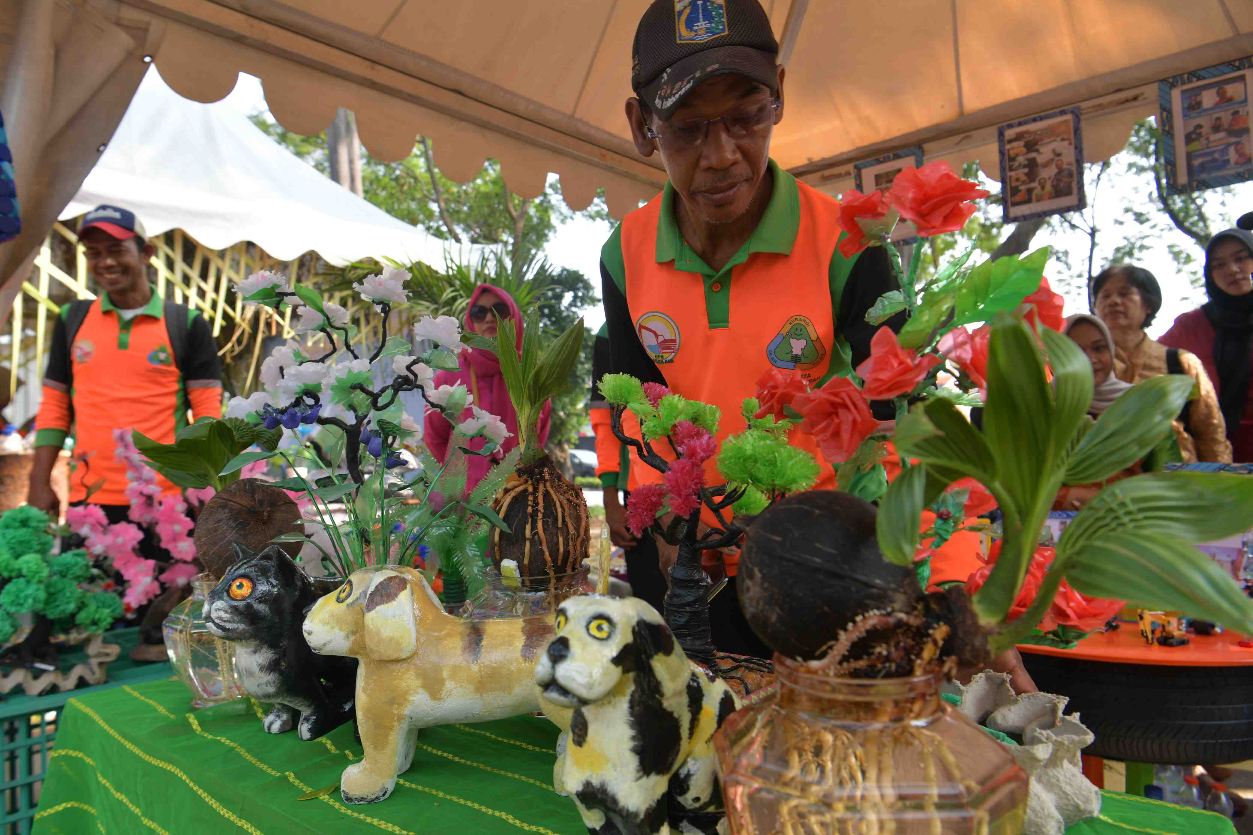 KERAJINAN TANGAN BERBAHAN LIMBAH 