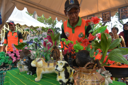 KERAJINAN TANGAN BERBAHAN LIMBAH 