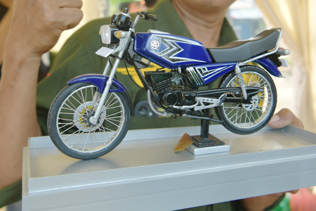 MINIATUR DARI BAHAN  LIMBAH