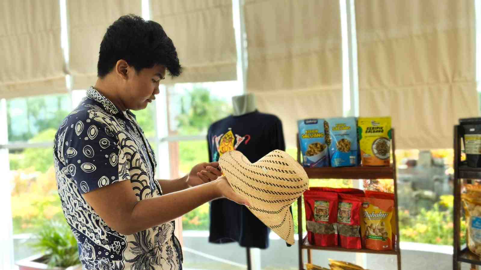 TOPI ANYAMAN ROTAN