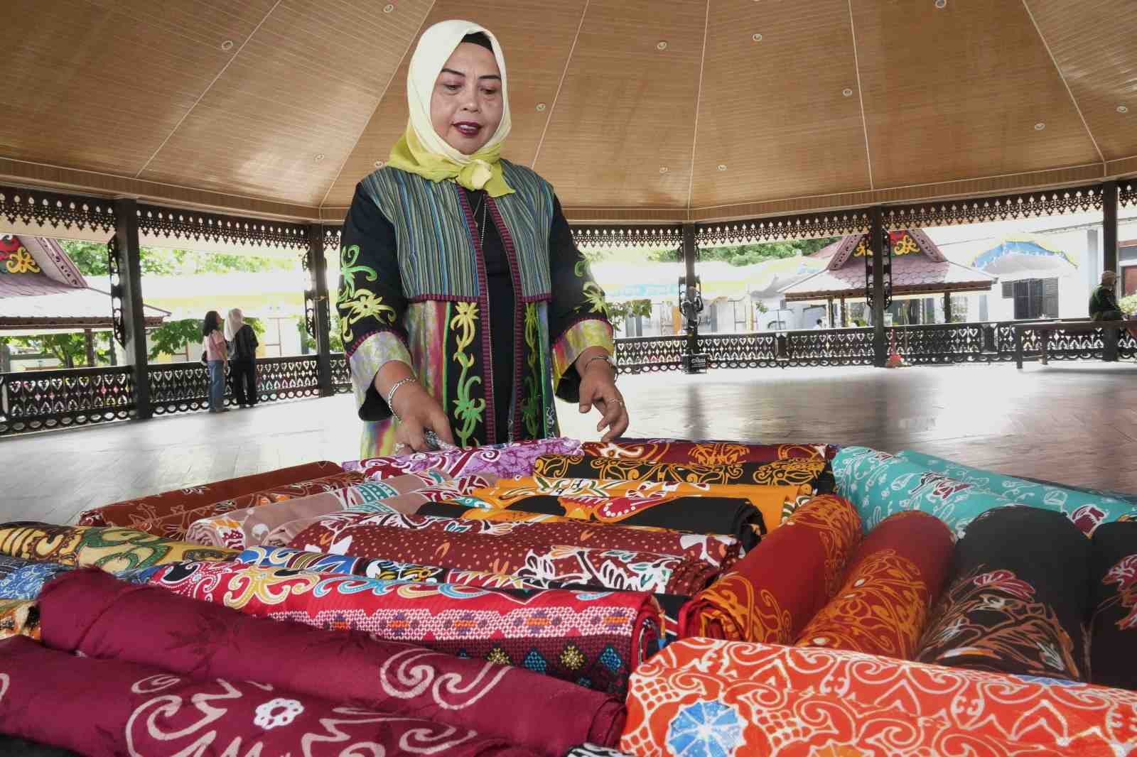 SUSUN BATIK BENANG BINTIK