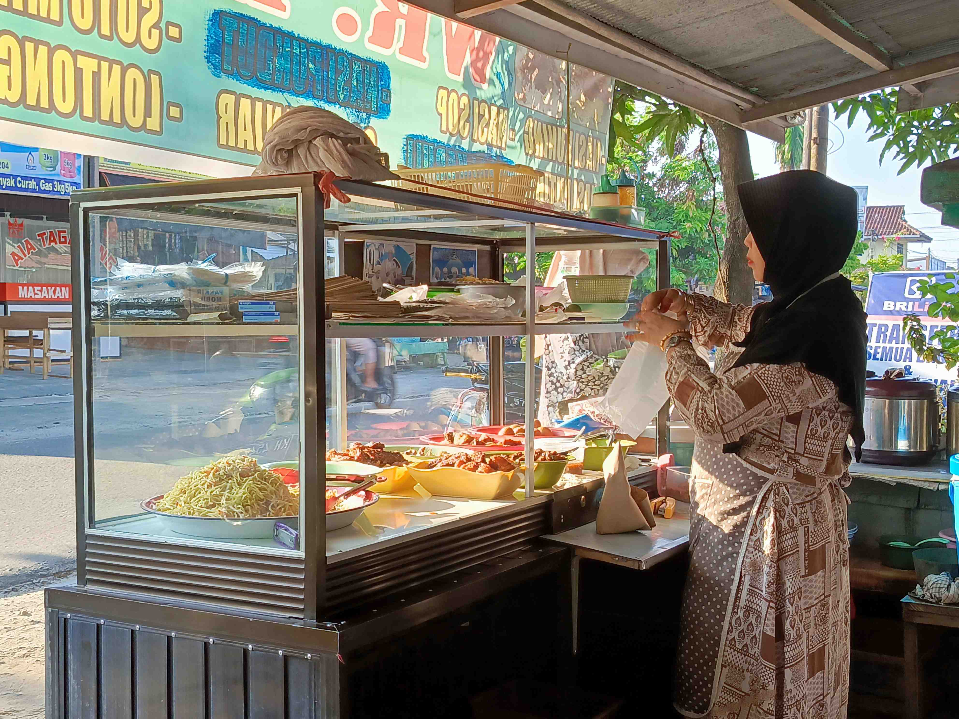 PENJUAL NASI KUNING DAN LONTONG