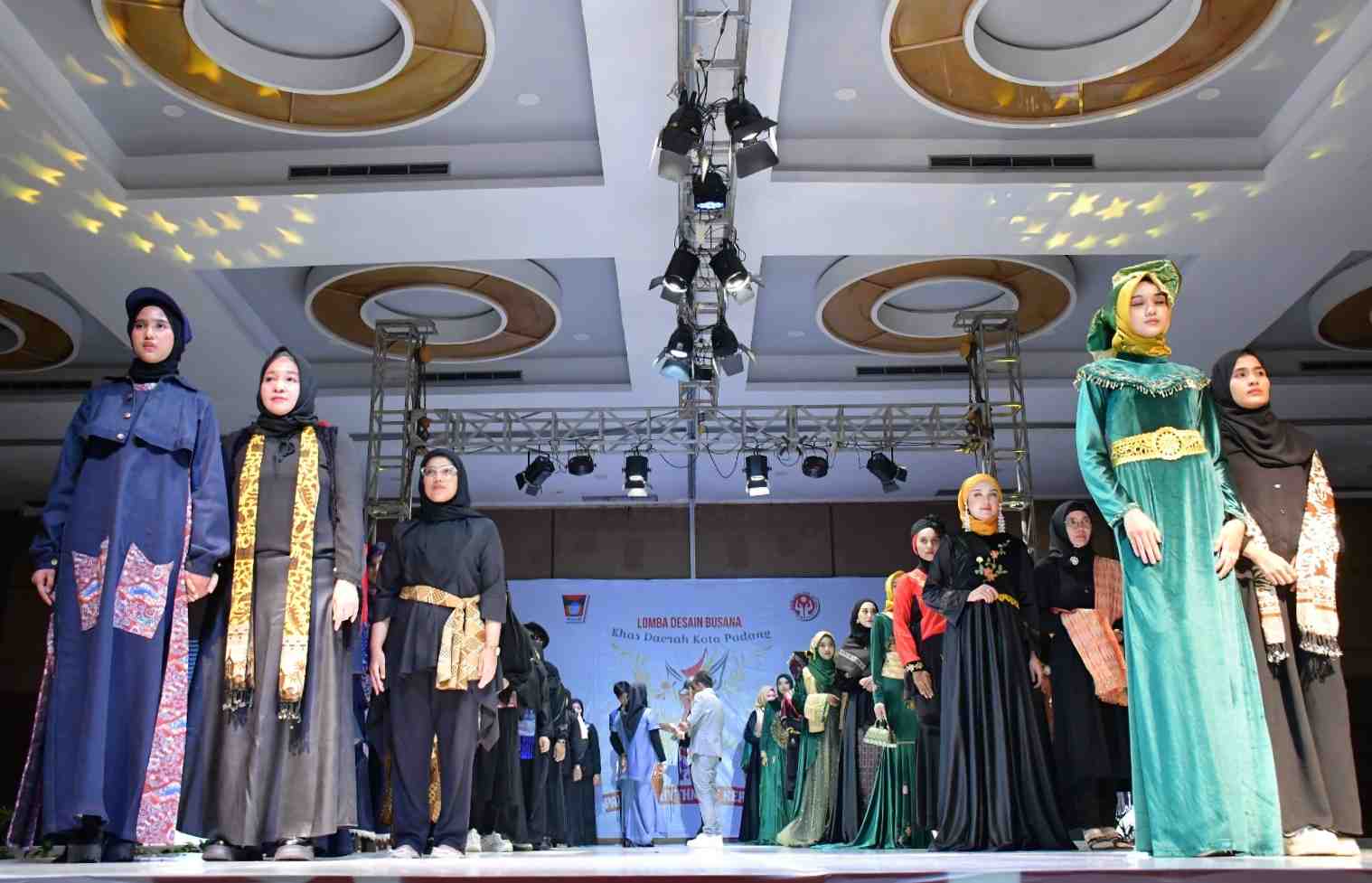 BUSANA KHAS MINANG