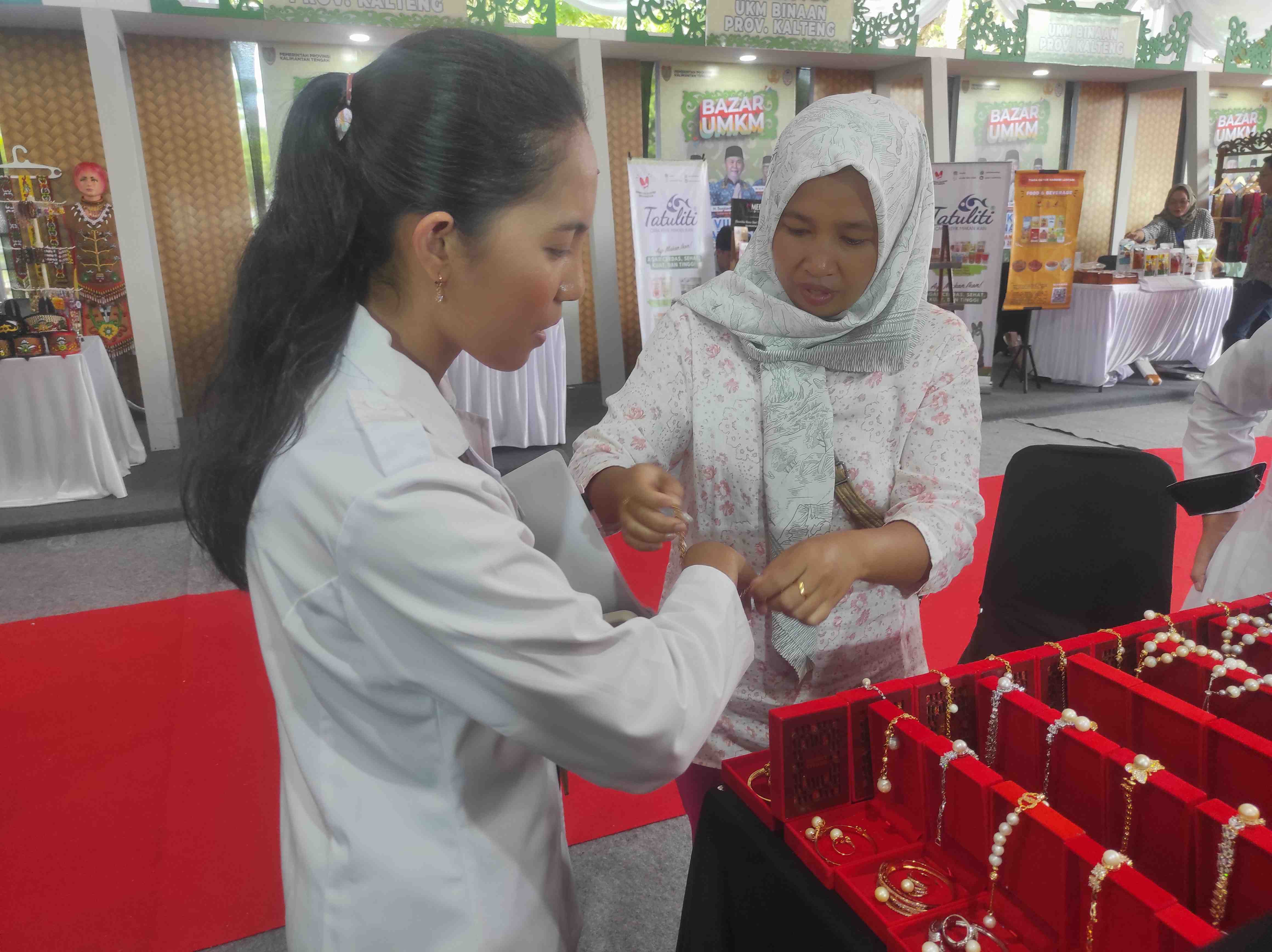 PENJUAL  AKSESORIS 
