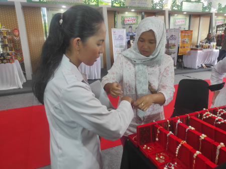 PENJUAL  AKSESORIS 
