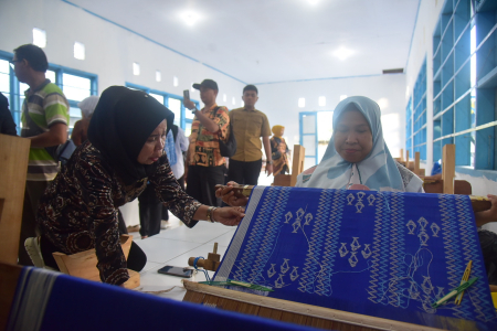 DEKRANASDA KUNJUNGI SENTRA TENUN BUTON