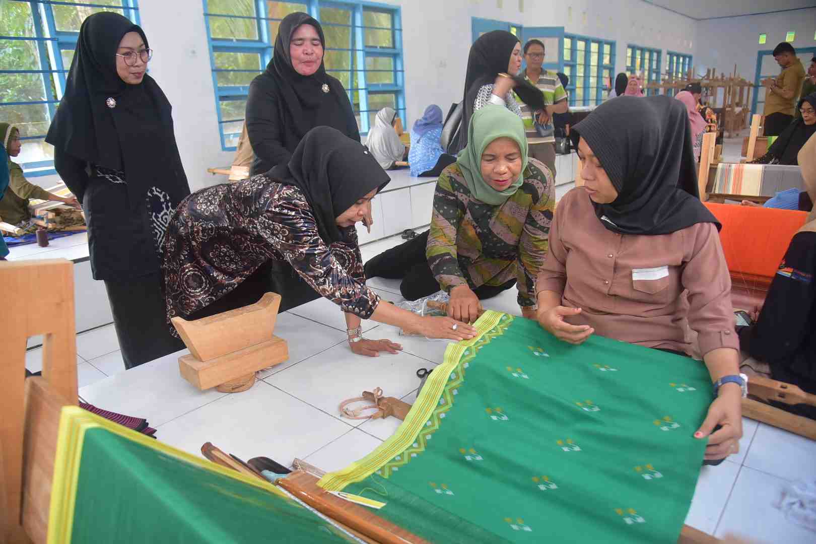KUNJUNGAN DEKRANASDA DI SENTRA TENUN BUTON