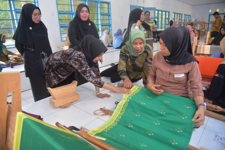 KUNJUNGAN DEKRANASDA DI SENTRA TENUN BUTON