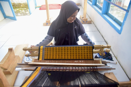 KERAJINAN KAIN TENUN BUTON