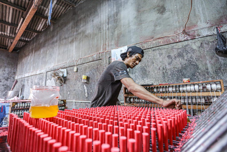 PRODUKSI LILIN TELUK NAGA