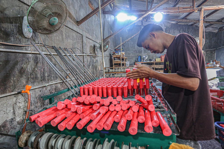 PRODUKSI LILIN TELUK NAGA