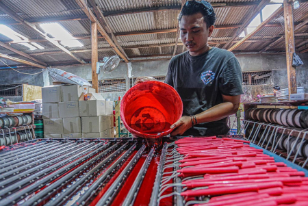 TUANG LILIN CAIR KE MESIN CETAK