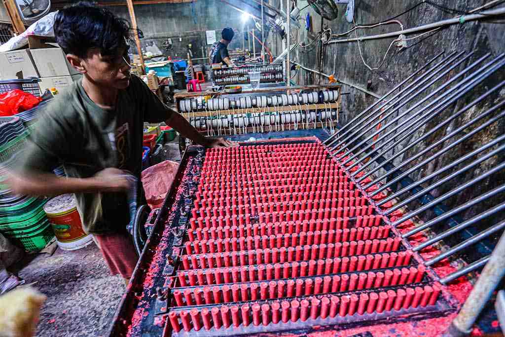 PRODUKSI LILIN TELUK NAGA