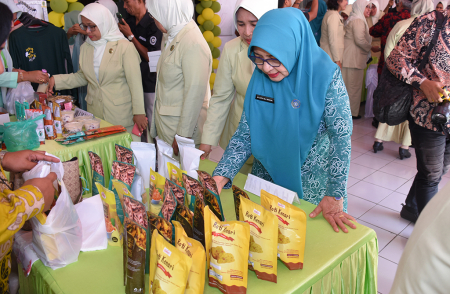 KUNJUNGI STAND UMKM