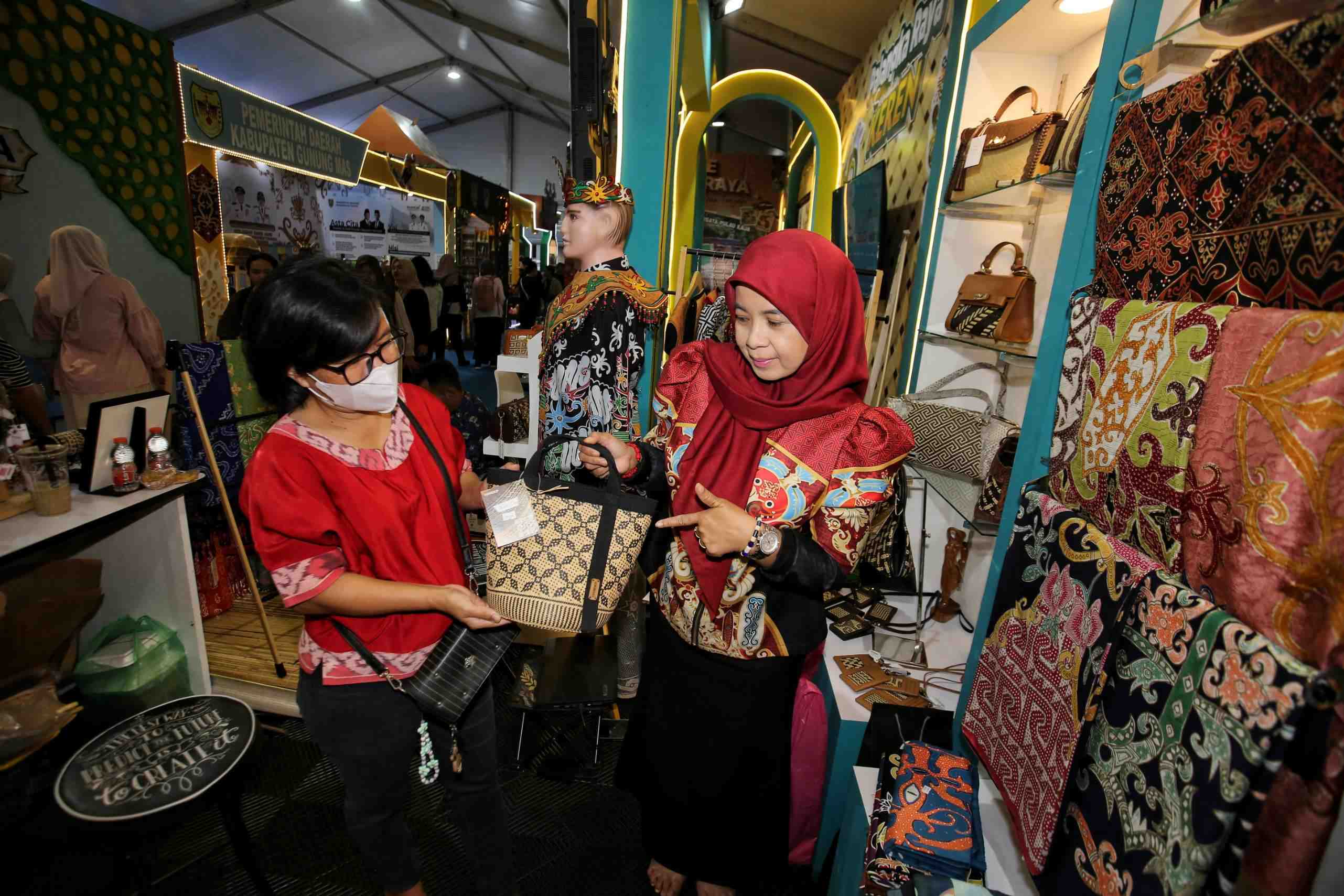 TUNJUKKAN PRODUK UMKM